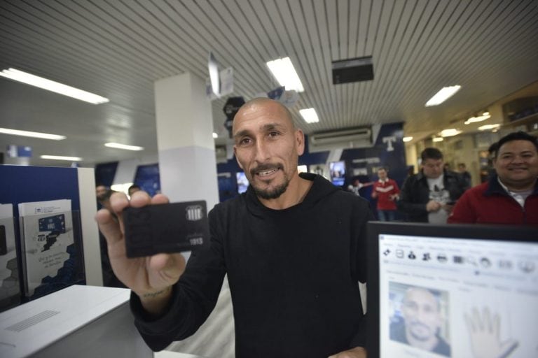 El Cholo Guiñazú fue a la sede de Talleres para retirar su carnet de socios y recibió el afecto de la gente.