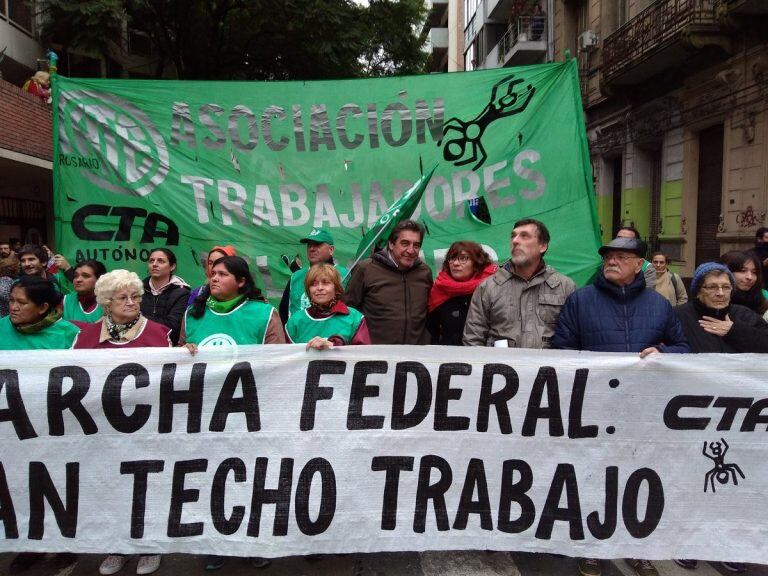 Paso de la Marcha Federal por Rosario.