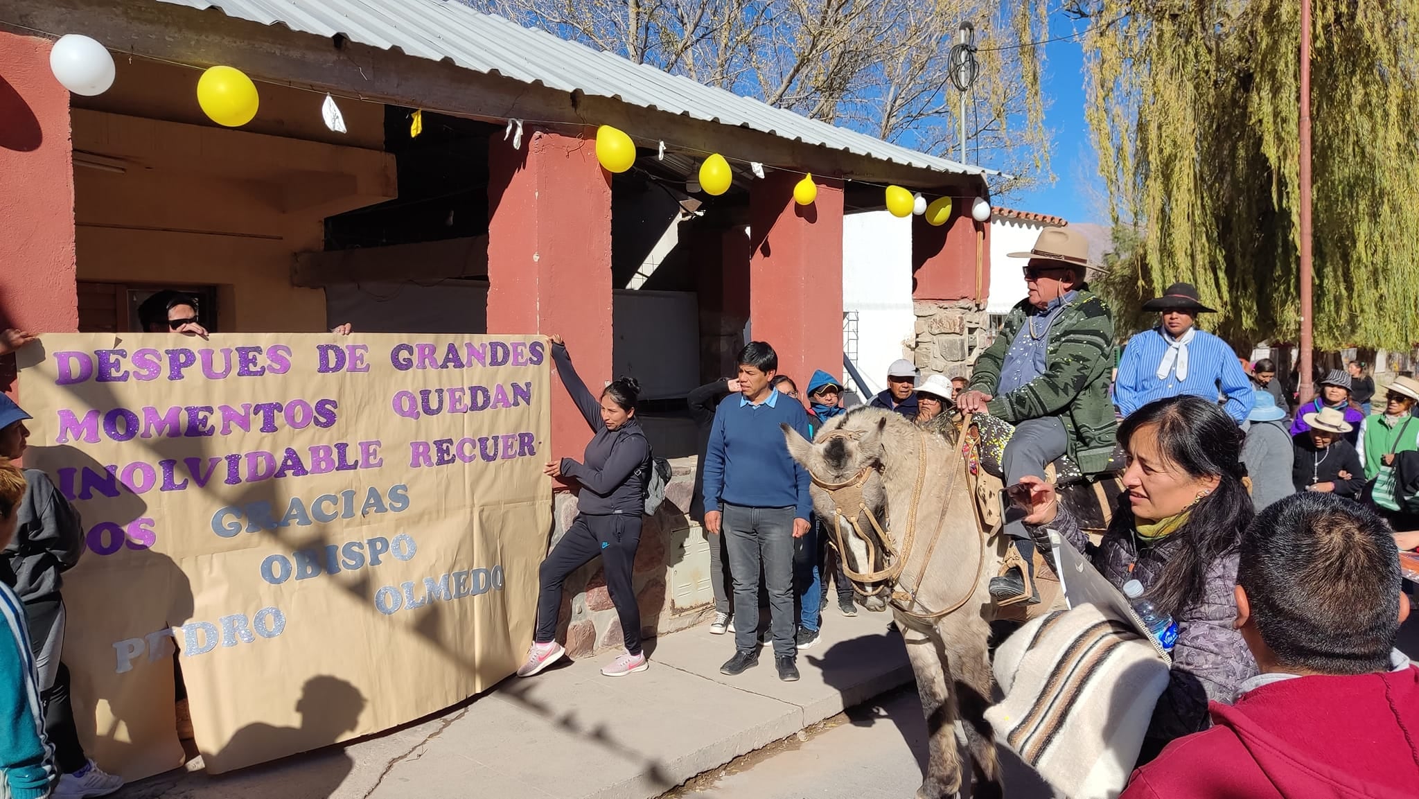 Incontables muestras de cariño recibió el obispo Olmedo a lo largo del recorrido que hizo por diferentes sectores de la ciudad quebradeña.