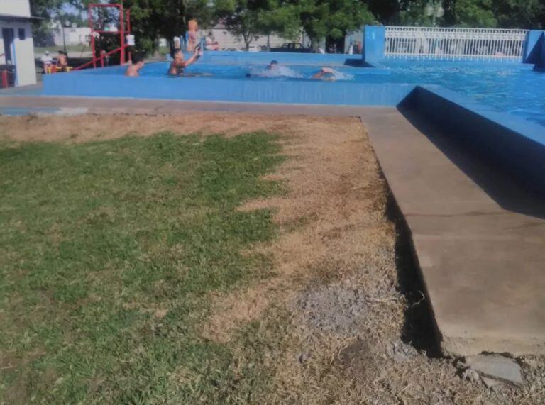 La pileta pública ubicada en la plaza principal de Gardey, en Tandil.