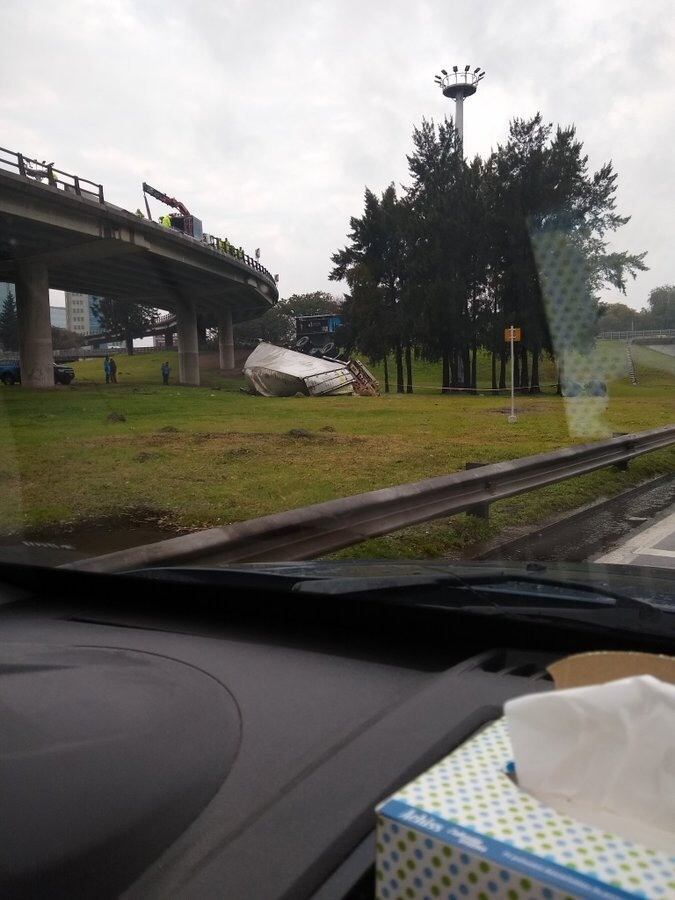 Camión perdió el control en la General Paz (Foto: Twitter)