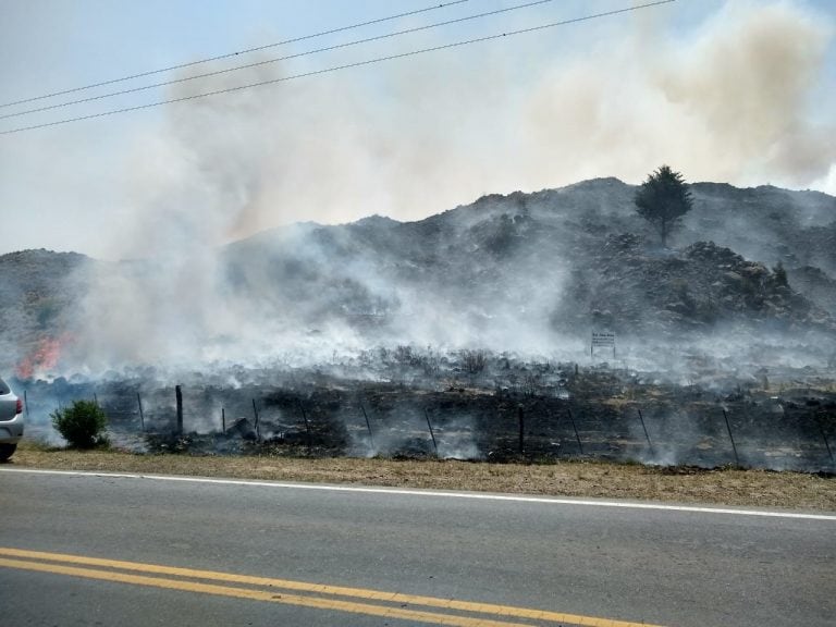 Incendio en Villa Ciudad de América: dos mujeres bomberos heridas.