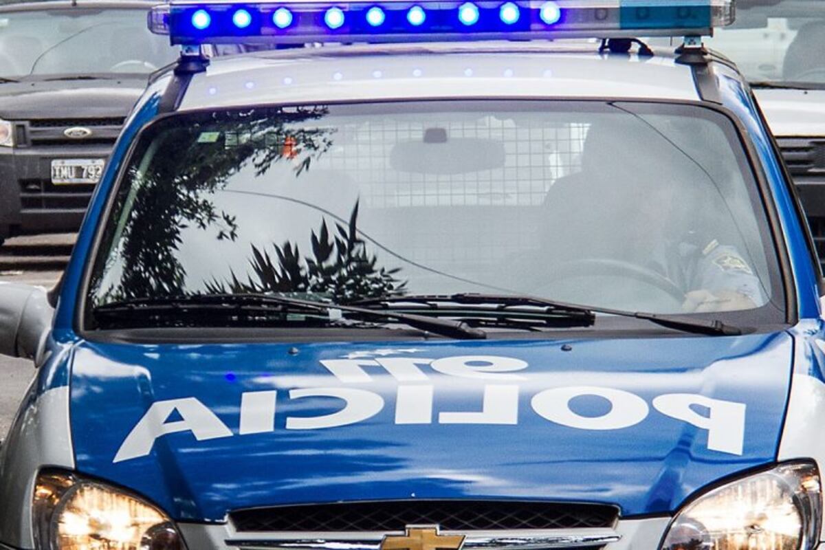 Persecución policial, choque y un agente herido
