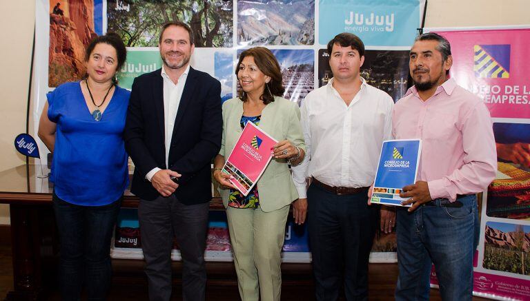 El secretario de Turismo, Diego Valdecantos; el gerente general del Banco de Desarrollo de Jujuy, Juan Macedo; la directora de Productos Turísticos, Sandra Nazar; y los emprendedores Susana Graciela Pariente y Delfín Benedicto Segovia.