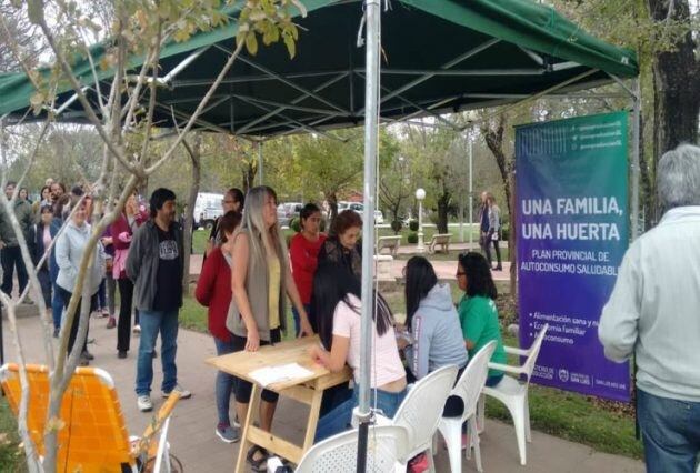 "Una familia, una huerta".