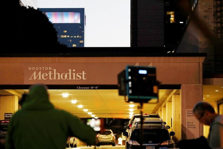 Periodistas permanecen ante el Houston Methodist Hospital, donde permanece internado el expresidente George H.W. Bush (1989-1993), en Houston, Texas, Estados Unidos. EFE/ Aaron M. Sprecher