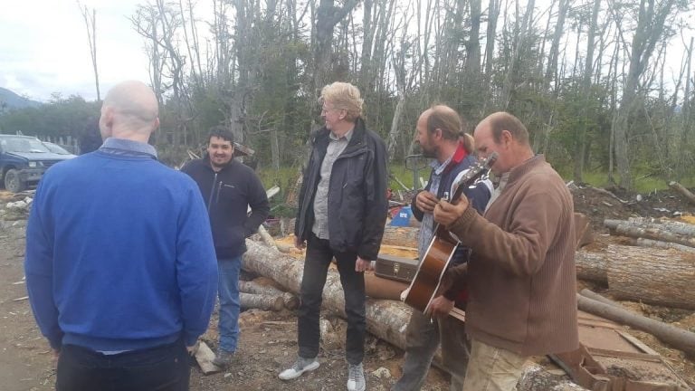 Equipo del Ministerio de Producción y Ambiente reunido con una empresa productora de instrumentos musicales con madera de lenga fueguina