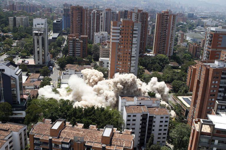 -Vista aérea del edificio Mónaco, en donde vivió el jefe del cartel de Medellín, Pablo Escobar Gaviria, durante su implosión  en Medellín (Colombia). (EFE/Luis Eduardo Noriega A)