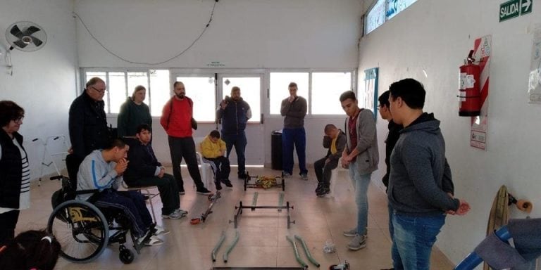 El encuentro entre los alumnos de la E.E.T. N° 5 y los alumnos de la escuela de educación especial en Glew (Foto: Facebook/industrialdetemperleyoficial)