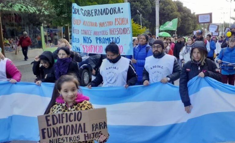 "Sra Gobernadora: usted recorrio nuestra ESCUELA, usted conoce nuestras NECESIDADES, usted nos prometio un edificio NUEVO"