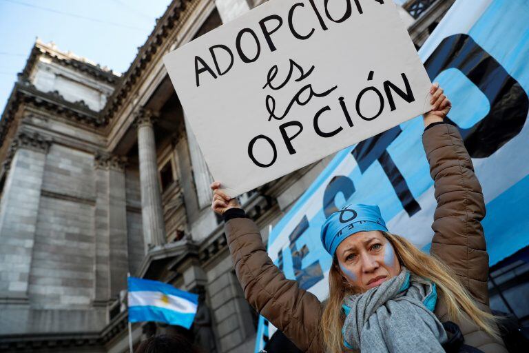 Centenares de personas participan en un "chupetazo" y "escarpinazo" ante el Congreso