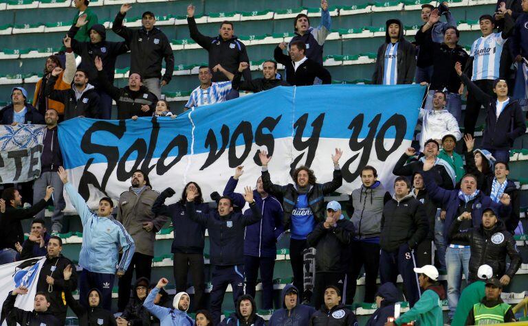 hinchas hinchada racing Fans of Argentina's Racing Club, cheer for their team before a Copa Libertadores soccer match against Bolivia's Bolivar in La Paz, Bolivia, Wednesday, April 20, 2016. AP Photo/Juan Karita) la paz bolivia  futbol copa libertadores 2016 futbol futbolistas bolivar racing club