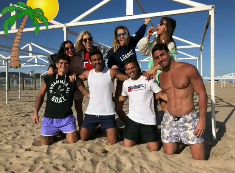 Mica Viciconte en Mar del Plata con sus amigos.