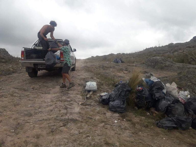 Los aficionados del rally dejaron basura en las sierras, como todos los años