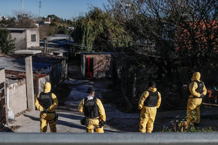 Policías custodian en el barrio Villa Azul. (EFE)