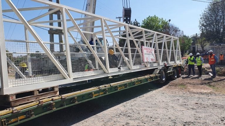 Avanza la obra del puente peatonal de villa Luján (Municipalidad de Salta)