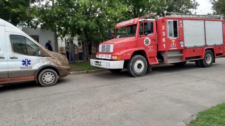 La mujer cayó a un pozo ciego y fue rescatada por unos albañiles.