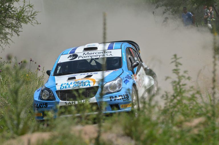 Miguel Baldoni, en acción con el Chevrolet del Tango Rally Team. Junto a Marcelo DerOhannesian, el piloto puntano fue segundo absoluto y es el nuevo campeón de la primera división del certamen (RC2).