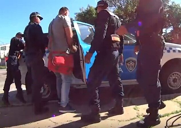 Terminó detenido por resistirse al control de tránsito.