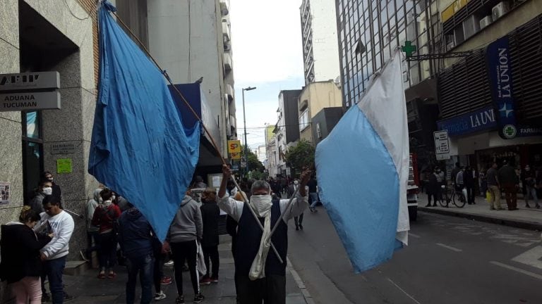 El ingeniero  Juan Carlos Rosario Medina recorre las calles de Tucumán.