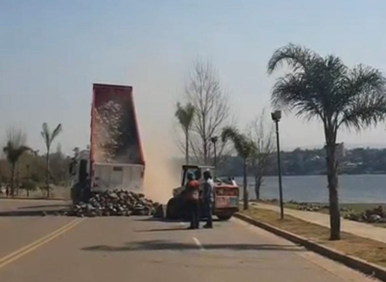 El camión que trabajaba en la costanera antes de volcar