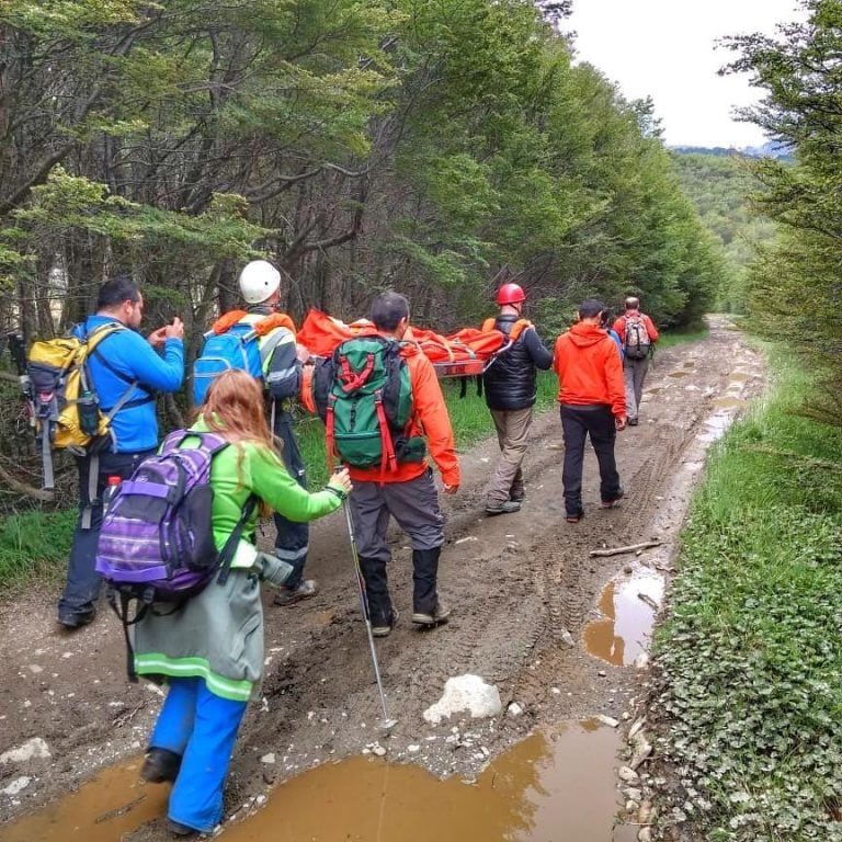 Comisión de auxilio Ushuaia rescatando a un turista lesionado.