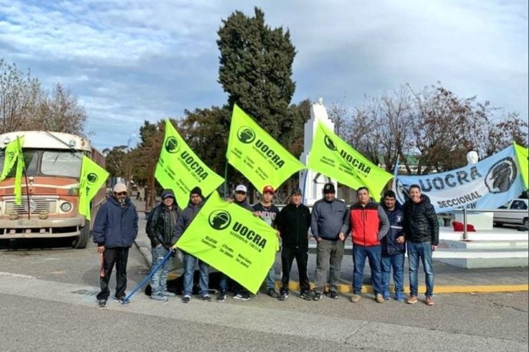 La Uocra realizó un acampe frente a la gobernación en reclamo del pago de sueldos.