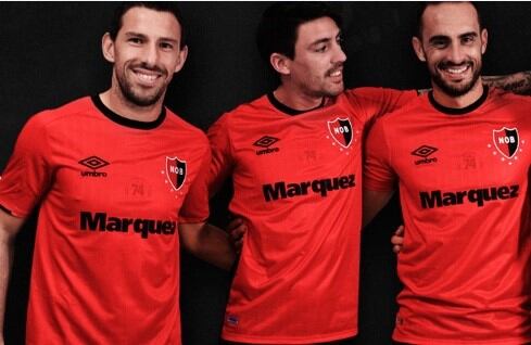 Con Maxi y Formica como modelos, Newell's presentó su tercera camiseta (@CANOBoficial)