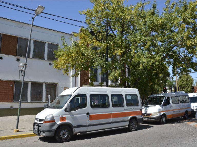 El sujeto bajó a recoger a un estudiante y cuando volvió su celular ya no estaba. (Ilustrativa)