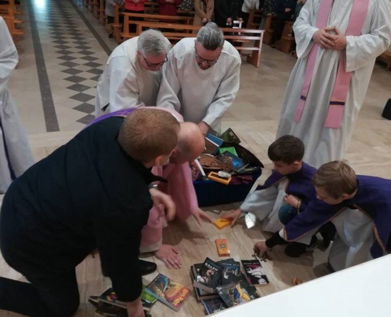 Sacerdotes recolectando libros de Harry Potter para quemar.