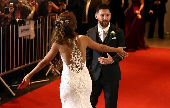 Antonela Roccuzzo eligió un diseño de Rosa Clará para casarse con Lionel Messi