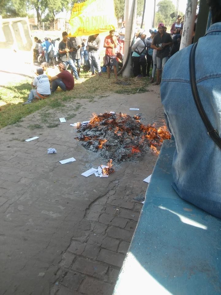 Los manifestantes que acompañaron a Castells prendieron fuego boletas en forma de protesta.