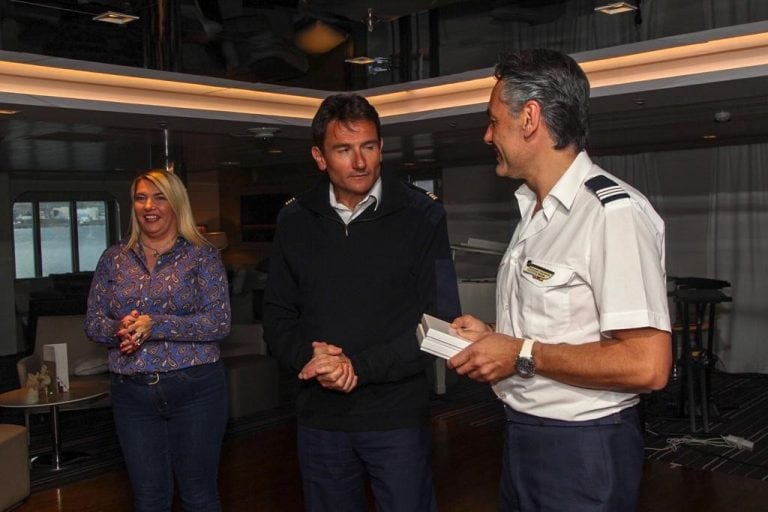 Rosana Bertone recibiendo cruceros