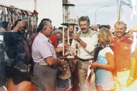 24 Horas de la Corvina Negra, Abraham Van der Horst ganador 1983 con la Corvina Negra más grande de la historia. (Foto: facebook/Club Cazadores Tres Arroyos)