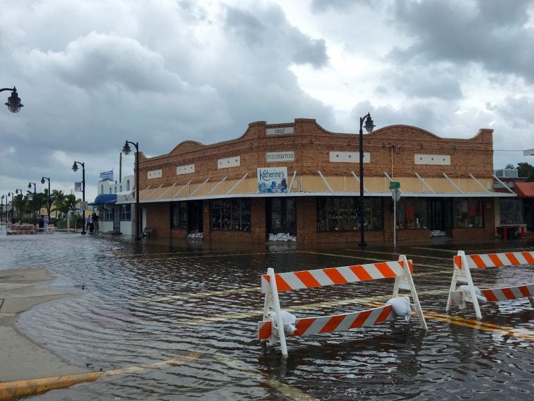 El agua comenzó a inundar las calles de Florida. Foto: AP.