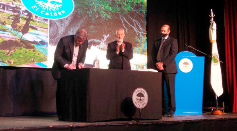 Ziliotto durante la firma del documento (Vía Santa Rosa)