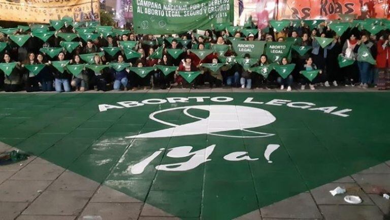 Estudiantes realizarán un pañuelo para exigir la implementación de la ESI y también la legalización del aborto.