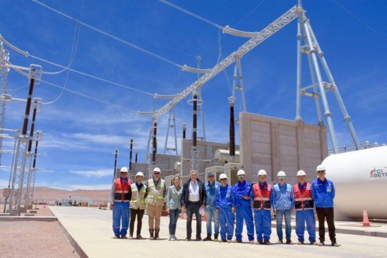 Las autoridades y los responsables de la obra y de la planta, posan para los medios, como parte del acto protocolar de finalización de los trabajos en la planta.