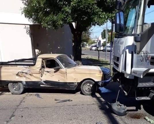 Así quedó el Ranchero tras chocar con el camión municipal. (Facebook)