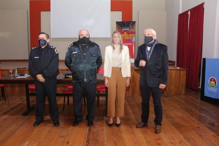 Policía Federal junto a la viceIntendente y el coordinador del Consejo de Seguridad Gualeguaychú
Crédito: IG: Arrozogaray