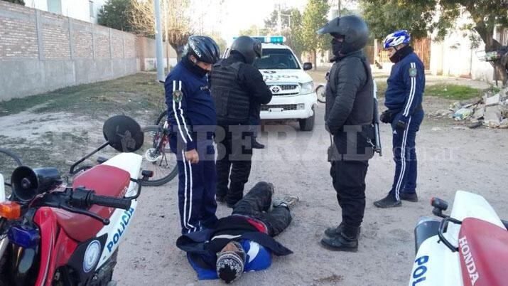 Luego de atraparlo, lo entregaron a la Policía.