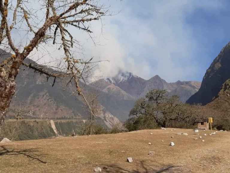 Los cerros de Orán arden hace tres semanas. (Radio Güemes)