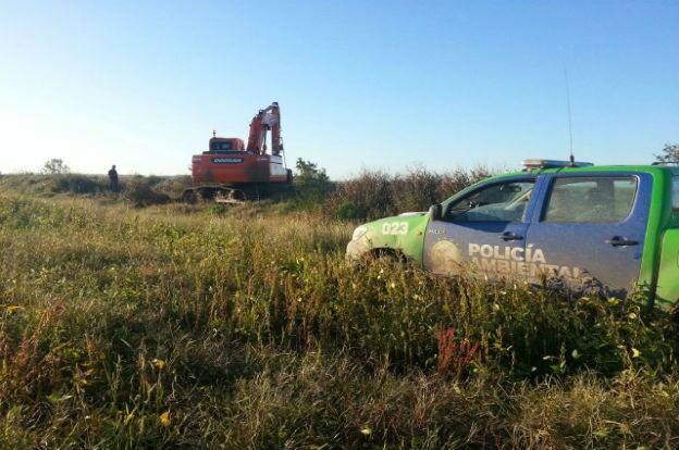 bloquean canales clandestinos en zona inundada del sur cordobés