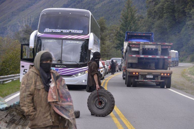 Corte de ruta en Villa Mascardi, a cargo de la comunidad mapuche. Imagen ilustrativa (web).