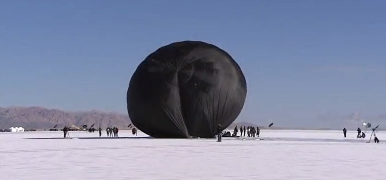 Un pequeño ejército de técnicos y colaboradores -lugareños y gente de varadas nacionales- trabajó desde temprano para materializar el proyecto del artista Tomás Saraceno.