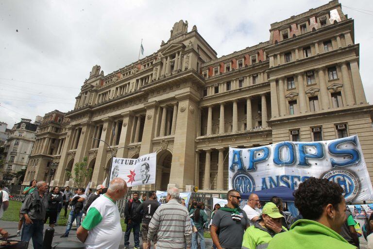 Jubilados frente a la sede de la Corte Suprema de Justicia (Foto: Aitor Pereira/EFE)