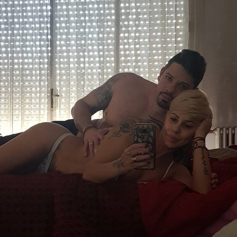 Mónica Farro posó desde la cama con su pareja.