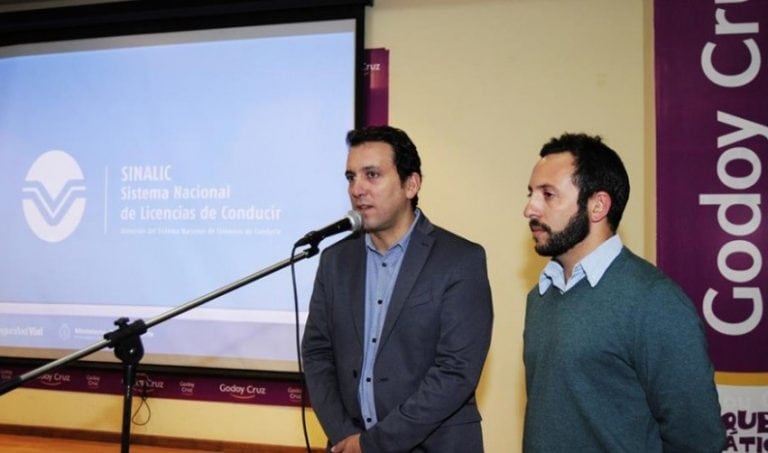 El intendente de Godoy Cruz, Tadeo García Zalazar junto a Lisandro Delgado -derecha-.