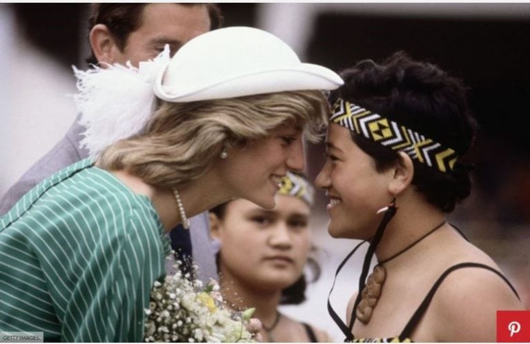 1983. A su llegada al estadio Eden Park en Aucklan, Nueva Zelanda.