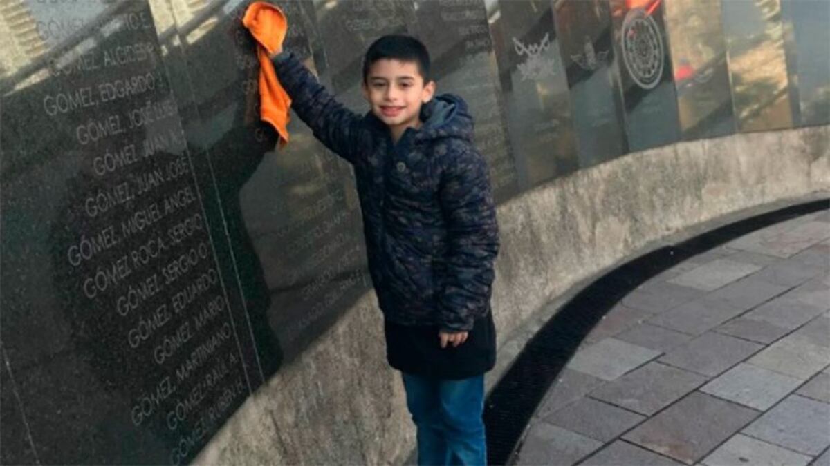 El pequeño gran gesto de Nacho: tiene 8 años y los domingos limpia el monumento a los caídos en Malvinas